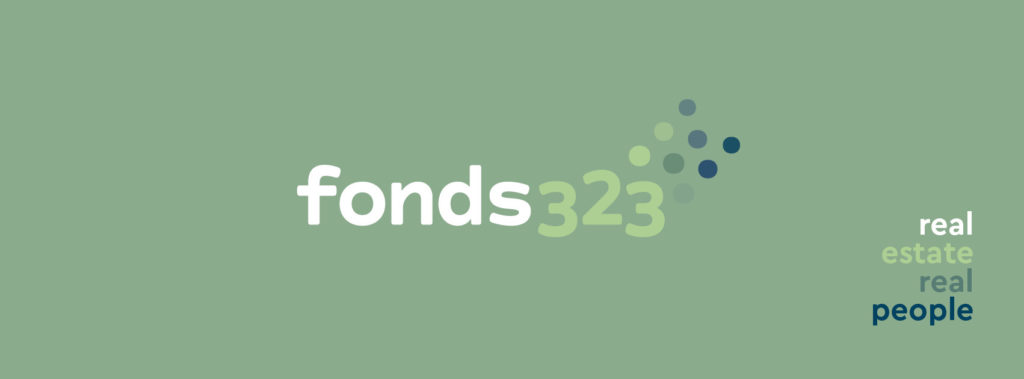 Fonds323 logo met tagline "real estate real people" op groene achtergrond met decoratieve cirkels
